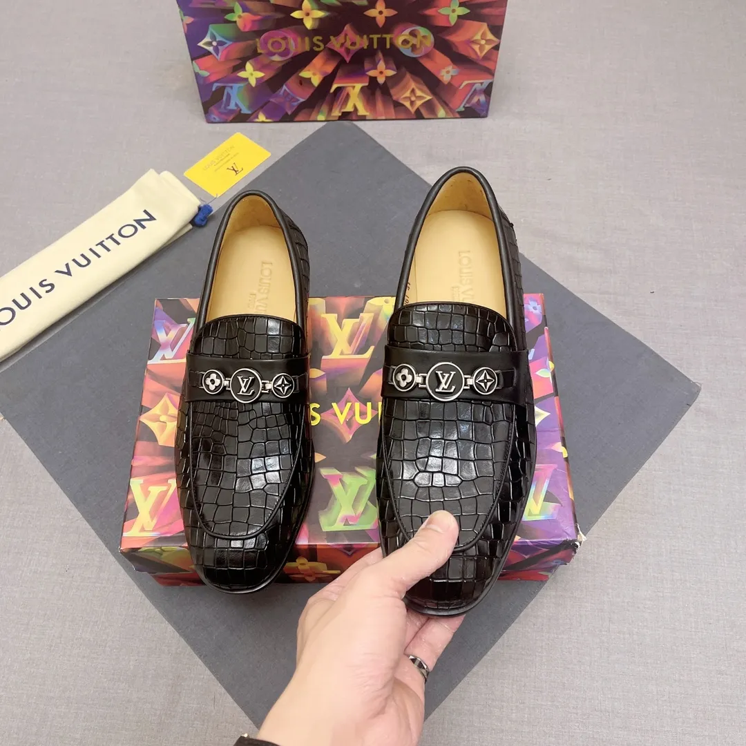 p440【LV】《Lv leather shoes are a must-have for trendy men. 👟Strong European fashion atmosphere. Generous shoe last. High-end quality. Fully imported first-layer cowhide. Sheepskin lining. Comfortable on the feet. Lightweight rubber outsole is thick and comfortable. 👍👍Its unique talent lies in its unremitting pursuit of innovation. 0️⃣0️⃣2️⃣ Code number 39 to 44 (Can be customized for 38.45) No. 0117